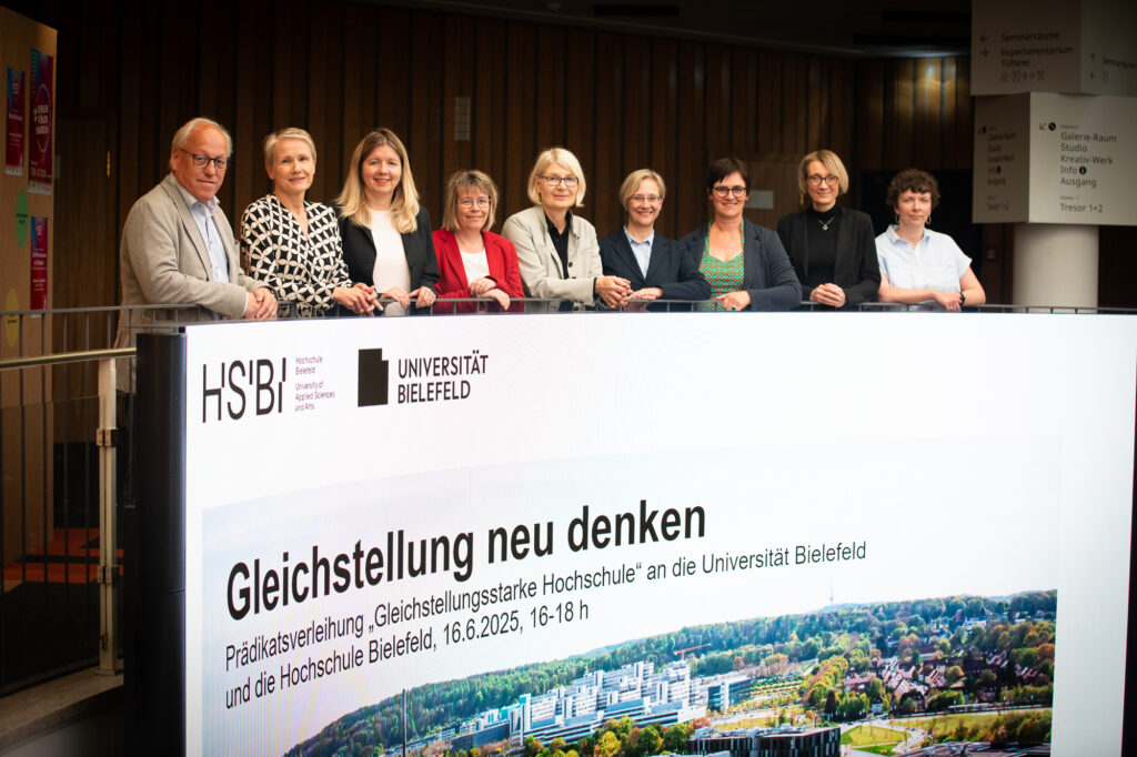Carolin Schumacher (Bundesministerium für Forschung, Technologie und Raumfahrt), Prof. Dr. Michaela Vogt (Prorektorin für Internationales, Diversität und Gesellschaft), Dr. Uschi Baaken (Zentrale Gleichstellungsbeauftragte, Universität), Prof. Dr. Angelika Epple (Rektorin Universität), Prof. Dr. Ingeborg Schramm-Wölk (Präsidentin HSBI), Prof. Dr. Katja Makowsky (Zentrale Beauftragte für Gleichstellung HSBI), Prof. Dr. Michaela Hoke (Vizepräsidentin Studium und Lehre HSBI), Dr. Sonja Wrobel (Ministerium für Kultur und Wissenschaft NRW), Oberbürgermeister Pit Clausen (v.r.)