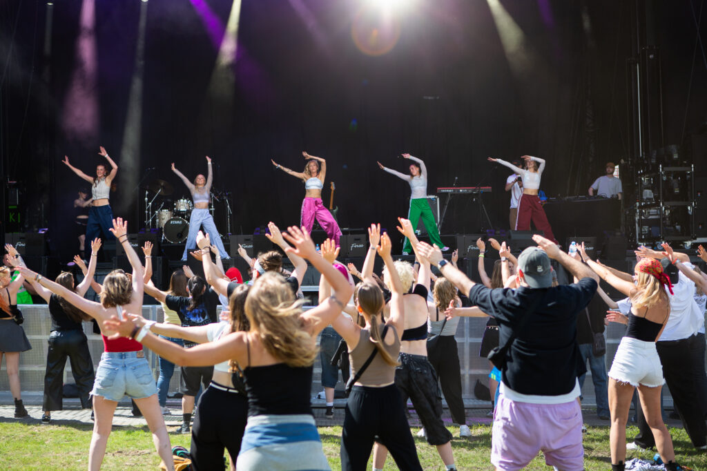 Rave Aerobic auf der Hauptbühne mit Publikum