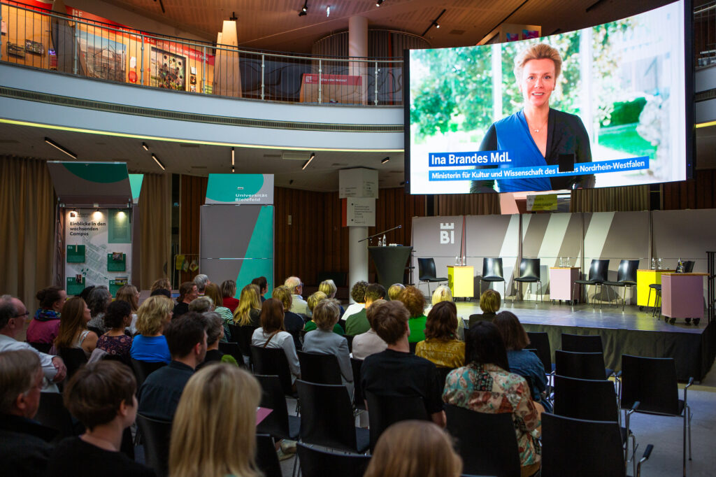 In einer Videobotschaft gratulierte auch Ina Brandes, Ministerin für Kultur und Wissenschaft des Landes Nordrhein-Westfalen, den beiden Hochschulen zu ihren herausragenden Gleichstellungskonzepten