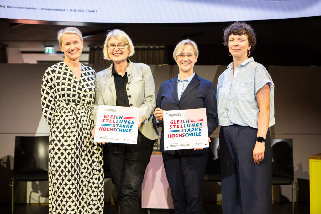 Dr. Sonja Wrobel (l.) und Carolin Schumacher (r.) überreichen die Prädikate „Gleichstellungsstarke Hochschule“ an Ingeborg Schramm-Wölk und Angelika Epple.