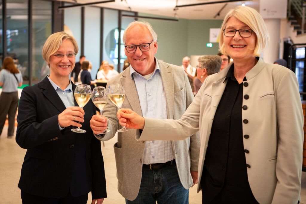 Rektorin Angelika Epple (l.) und Präsidentin Ingeborg Schramm-Wölk stoßen mit Oberbürgermeister Pit Clausen auf den Erfolg an.