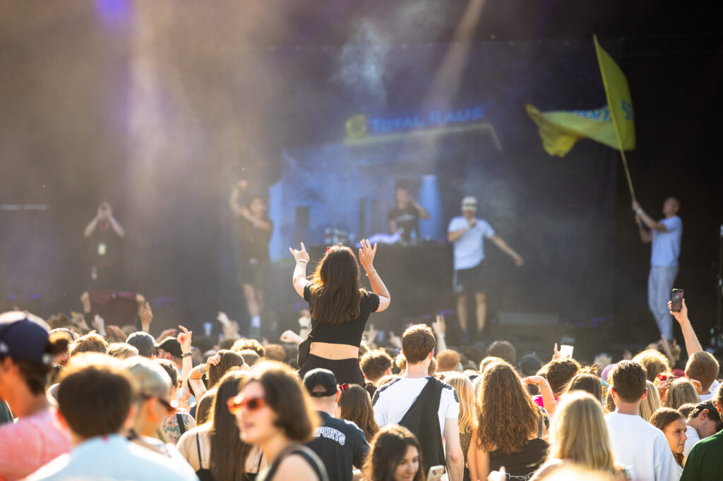 Publikum vor Hauptbühne bei Auftritt von Teuterekordz