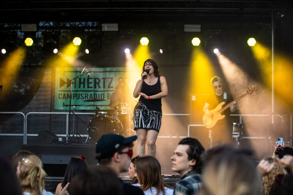 Band Nadu auf Bühne.