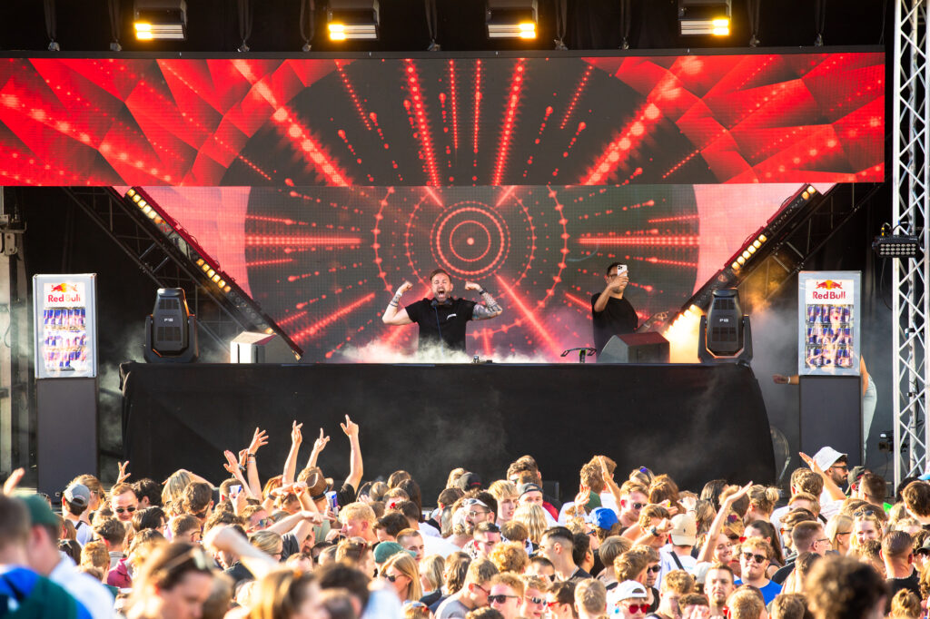 Dirk Siedhoff vor DJ-Pult.