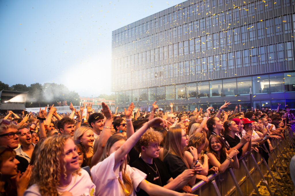 Publikum vor Uni-Gebäude