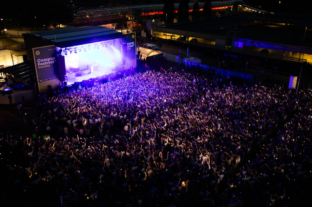 Publikum vor Hauptbühne bei Nacht