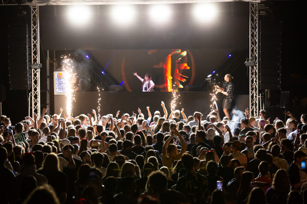 Lari Luke vor DJ-Pult