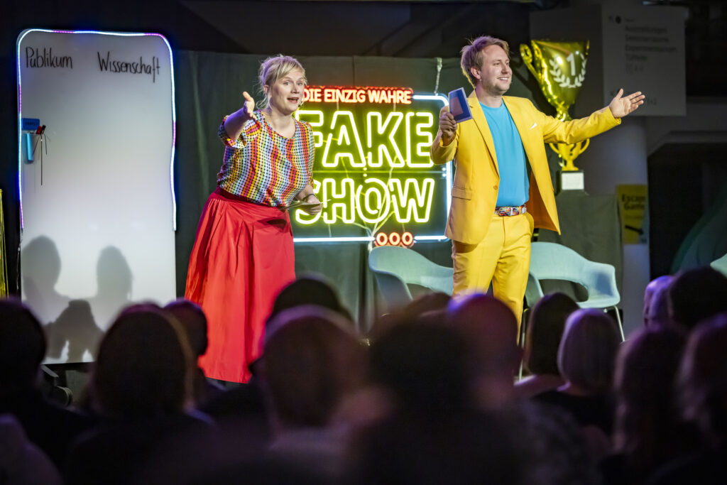 Moderations-Duo Nele Kießling und Marvin Meinold 