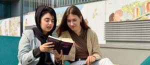 Mehria Niazi und Oleksandra Rudyk haben für den Deutschtest viel geübt und ihr C1-Zertifikat für den Hochschulzugang geschafft.