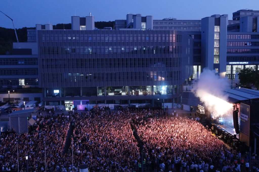 Publikum vor Hauptbühne von oben