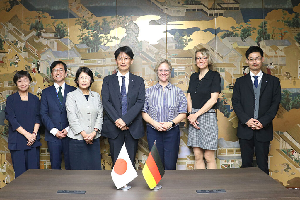 Angelika Epple (3rd from right) and Michaela Vogt (2nd from right) visiting colleagues of the university management in Osaka: Saori Yasumoto, Kenji Matsuni, Mikako Hayashi, Atsushi Kumanogoh, and Kohsuke Honda (l–r).”