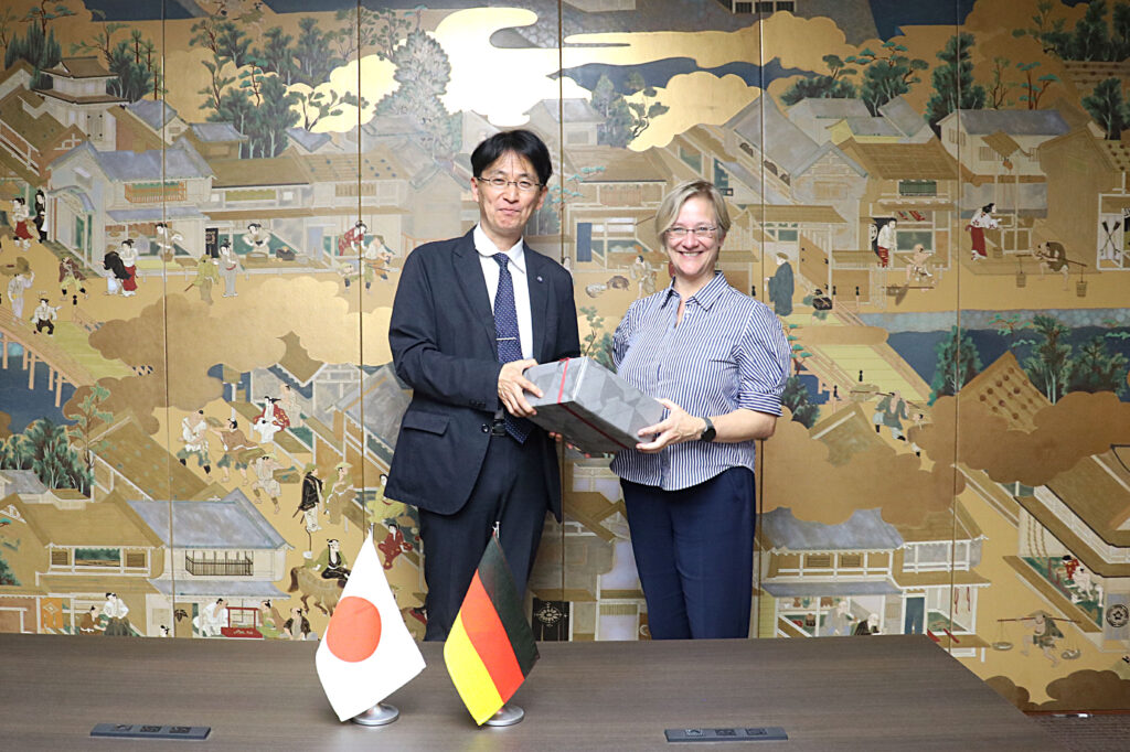 1. The president of Osaka University, Atsushi Kumanogoh (left), and the rector of Bielefeld University, Angelika Epple (right).