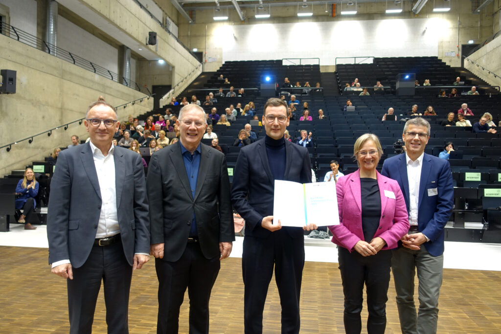 Verleihung des Karl Peter Grotemeyer-Preises 2025 v.l.: Oliver Ohm (Vorstandsmitglied der Volksbank), Dr. Rainer Norden (Vorsitzender der Universitätsgesellschaft, Preisträger Dr. Alejandro Esguerra, Prof’in Dr. Angelika Epple (Rektorin der Universität Bielefeld) und Prof. Dr. Dario Anselmetti (Prorektor für Studium und Lehrer der Universität Bielefeld). 