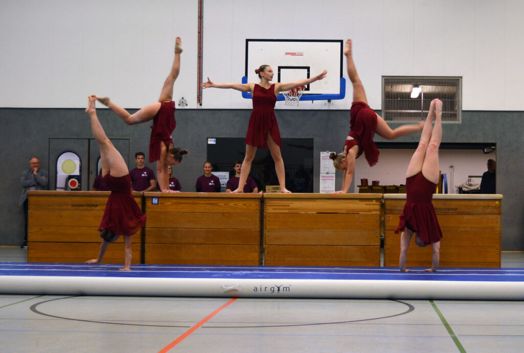 Die fünf Turnerinnen begeisterten die Sportlehrer*innen mit ihrem Können.