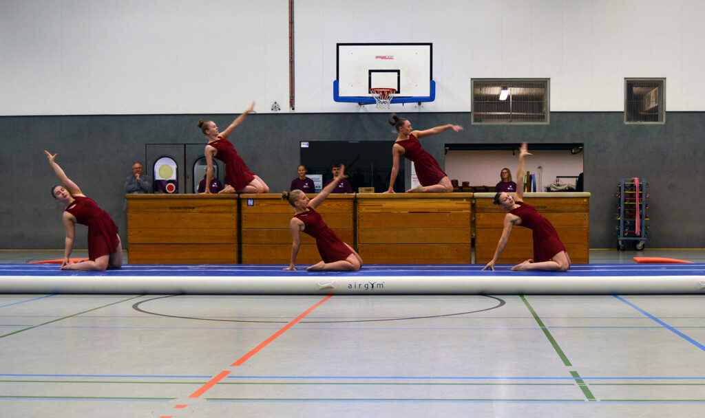Mit einer Turnshow auf der Airtrackbahn wurden die Lehrkräfte in der Universität auf den Tag eingestimmt.
