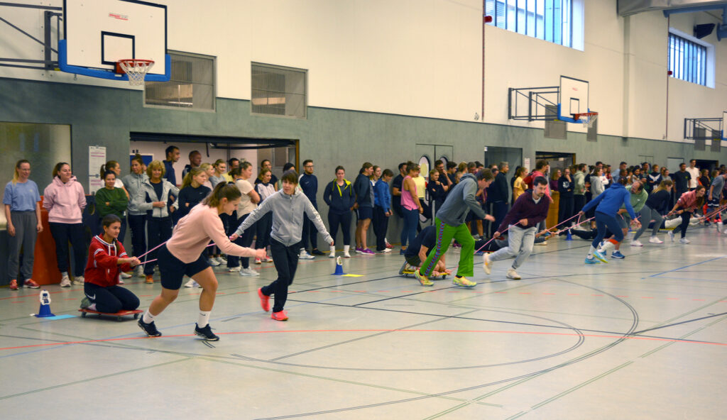 In Teamtraining und gleichzeitig Aufwärmtraining: In Gruppen mussten die Lehrkräfte Puzzleteile zusammensuchen