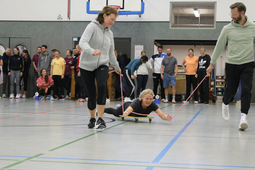 Mit viel Spaß war die Lehrer*innen beim Aufwärmtraining dabei.