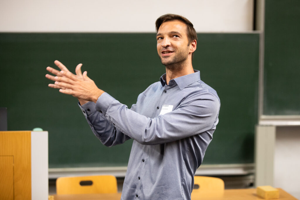 Prof. Dr. Roland Langrock in einem Seminar spricht