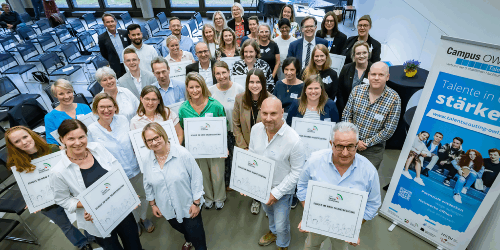 17 weitere Schulen wurden feierlich in die Kooperation aufgenommen und erhielten aus der Hand von Anna Katharina Bölling, Regierungspräsidentin im Regierungsbezirk Detmold, die offizielle Plakette.