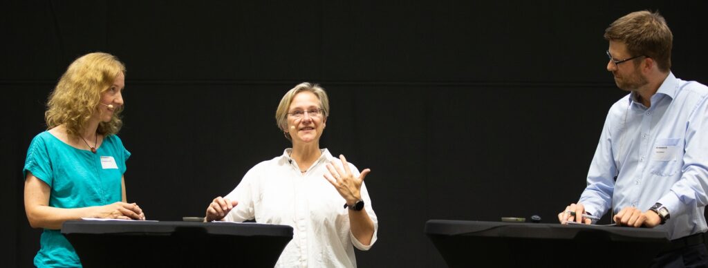 Drei Personen ( v.l.n.r): Dr. Angelika Epple (Mi.) und Prorektorin Professorin Dr. Christiane Fuchs sprechen miteinander