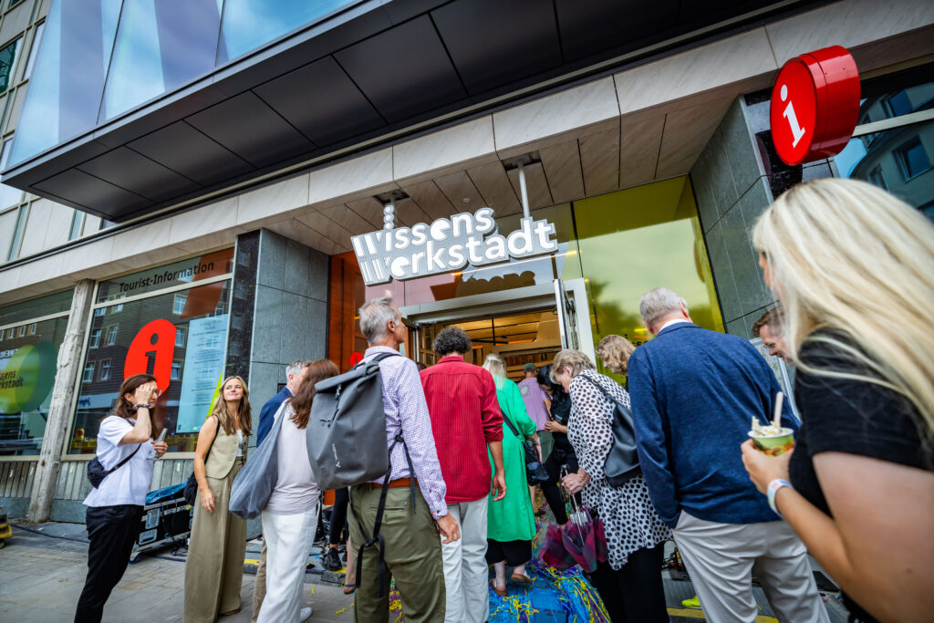 Menschen Einsammlung vor der Wissenswerkstadt