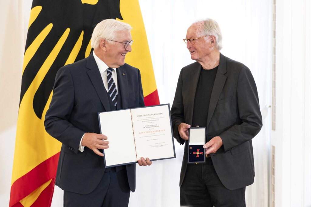 Der Bundespräsident überreicht eine Urkunde an Professor Wilhelm Heitmeyer.