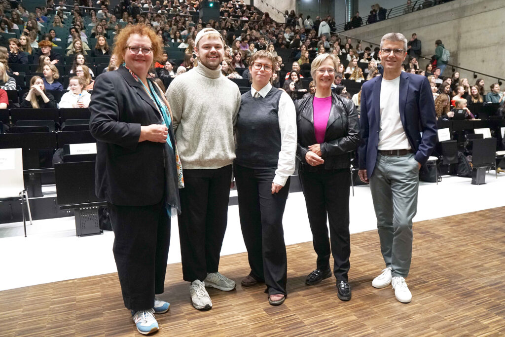 Begrüßten die neuen Studierenden (v.l.): Christina Osei (Vertreterin des Oberbürgermeisters), Sebastian Sieg und Rosa Blißenbach vom Allgemeinen Studierendenausschuss (AStA), Rektorin Prof.‘in Dr. Angelika Epple und Prof. Dr. Dario Anselmetti, Prorektor für Studium und Lehre.