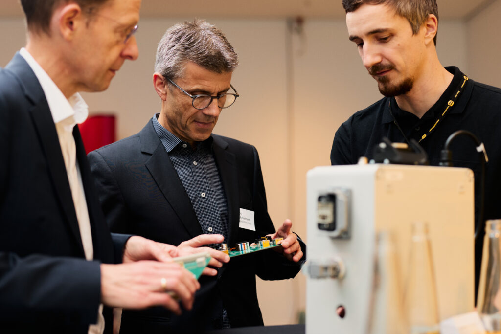Vizepräsident Ulrich Schäfermeier (l.) und Prorektor Dario Anselmetti informierten sich über die Angebote der "perspektive" und tauschten sich mit den Ausstellern aus.
