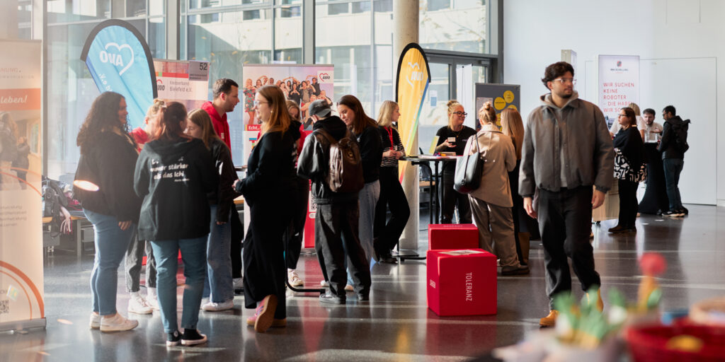 Studierende der Universität und der HSBI konnten sich bei zahlreichen Ausstellern über berufliche Perspektiven informieren.