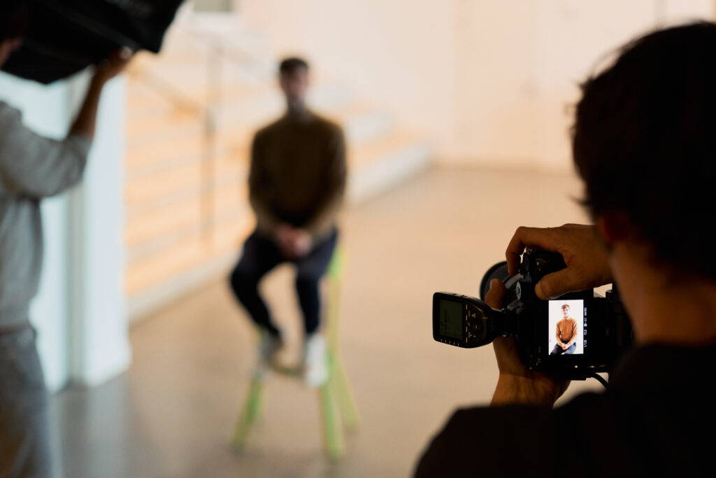 Eine Person fotografiert eine andere Person.