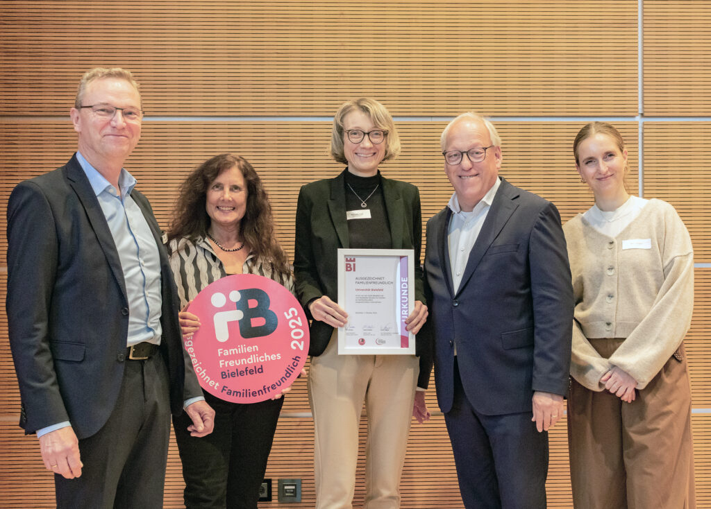 Freuten sich über die Auszeichnung: Kristin Unnold (2.vl.) und Prorektorin Michaela Vogt (3.v.l.) gemeinsamt mit Oberbürgermeister Pit Clausen ( 2.v.r.) sowie den Jury-Sprecher*inen Hanna Drabon (r.) und Ulrich Tepper (l.).