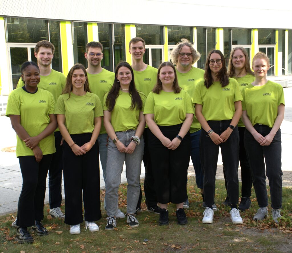 Das Bielefelder iGEM-Team 2025 „Cellective“: V.l.h.: Max Nolteklocke, Fabian Schmitfranz, Tim Gerstner, Nils Turner, Laura Häger, v.l.v.: Ayomikum Dorothea Bolaji, Daliah Rodewald, Hannah Bunte, Jessica Richter, Laura Zagami, Marielle Rieks.