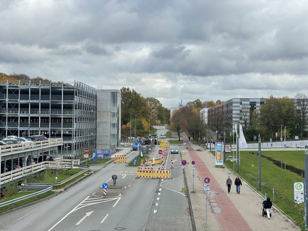 Straßenbild der Einbahnstrßenregelung vor dem Parkhaus
