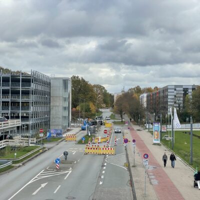 Straßenbild der Einbahnstrßenregelung vor dem Parkhaus