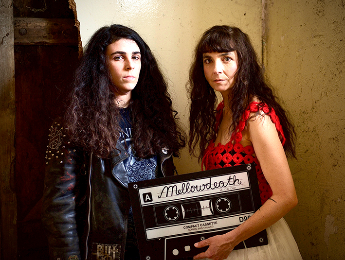 Das Duo Mellowdeath, Sara Neidorf und Isabel Merten, vertone den Stummfilm „Das Cabinet des Dr. Caligari“.