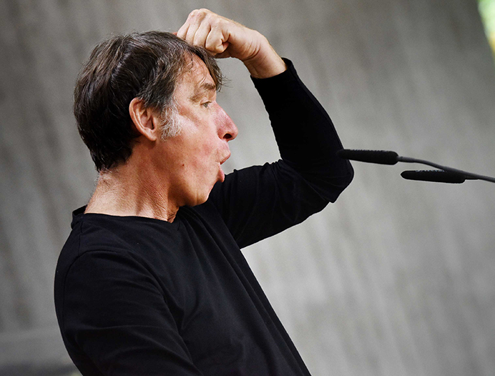 Michael Bradke vom Mobilen Musik Museum präsentiert den Körper als Musikmaschine. 