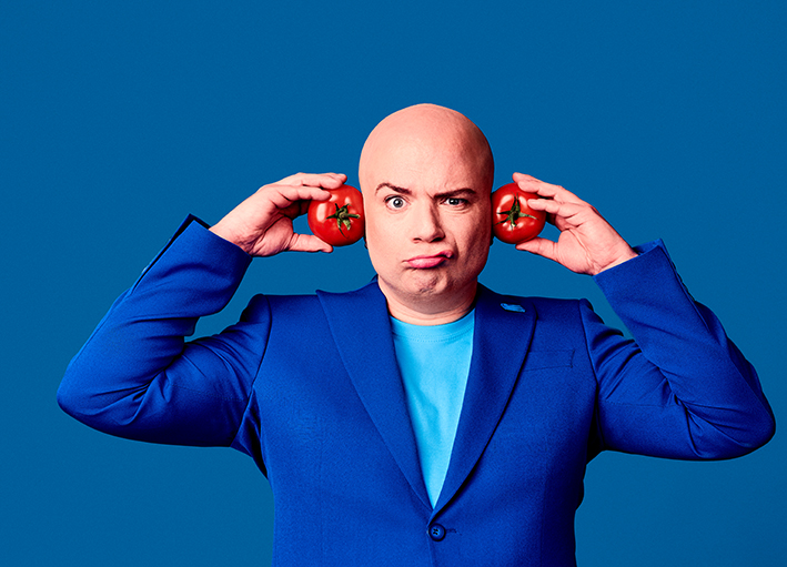 Der taube Comedian Orkan Seese nimmt das Publikum, mit viel Selbstironie, auf eine humorvolle Reise durch seinen Alltag