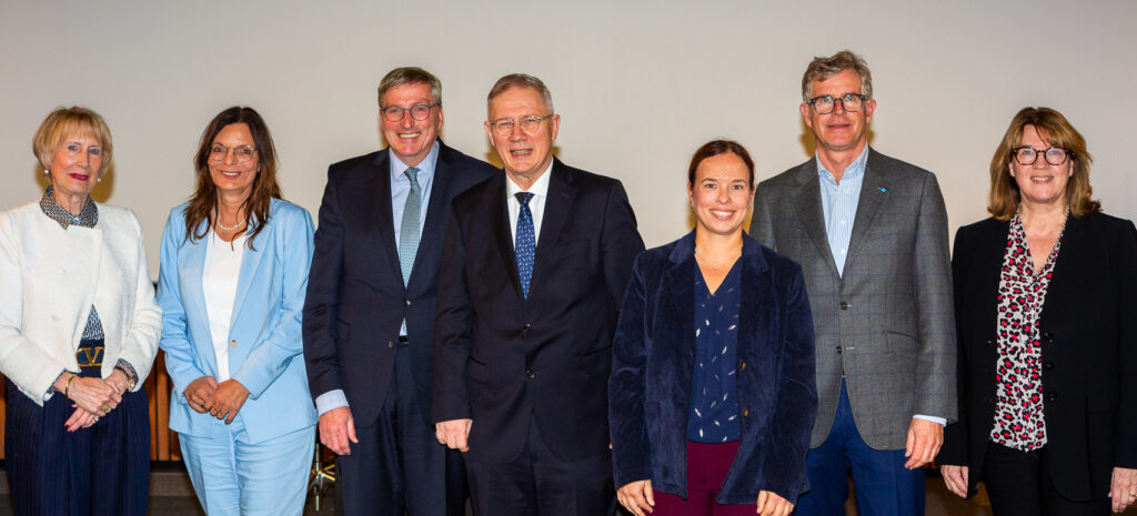 Der neue Vorstand der Universitätsgesellschaft Bielefeld (v. l.): Dr. Birgit Osterwald, Herfords Bürger-meisterin Anke Theisen, Martin Henke, der als Geschäftsführer agiert, Vorsitzender Dr. Rainer Norden, Konstantina Kanellopoulos, Wilhelm A. Böllhoff, Kathrin Stühmeyer-Halfar. Auf dem Foto fehlen Biele-felds Oberbürgermeisterin Dr. Christiana Bauer, die nach der Wahl weitere Termine wahrnehmen musste, und Dr. Jörn Stöppel, der als Schatzmeister bestätigt wurde.