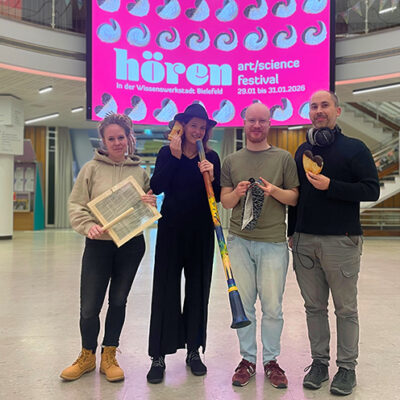 Ursula Moos (Programmmanagement Wissenswerkstadt), Simone Anderhub (Leiterin des Zentrums für Ästhetik der Universität Bielefeld), Jan Hallau (Pro-grammmanagement Wissenswerkstadt) und Wilfried Schüer mit Instrumenten, die in den Workshops gebaut werden können, und Hilfsmitteln.