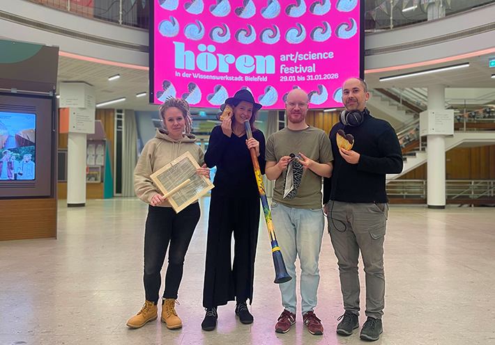 Ursula Moos (Programmmanagement Wissenswerkstadt), Simone Anderhub (Leiterin des Zentrums für Ästhetik der Universität Bielefeld), Jan Hallau (Pro-grammmanagement Wissenswerkstadt) und Wilfried Schüer mit Instrumenten, die in den Workshops gebaut werden können, und Hilfsmitteln.