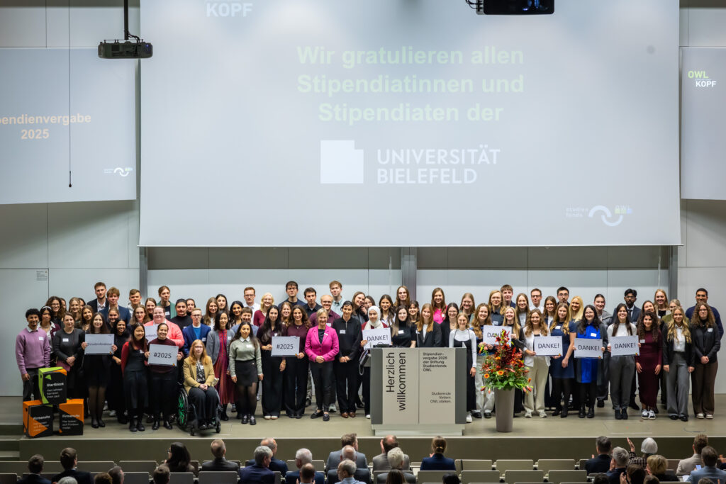 Alle neu ausgezeichneten Stipendiatinnen und Stipendiaten der fünf an der Stiftung Studienfonds OWL beteiligten Hochschulen im Audimax der Hochschule Bielefeld