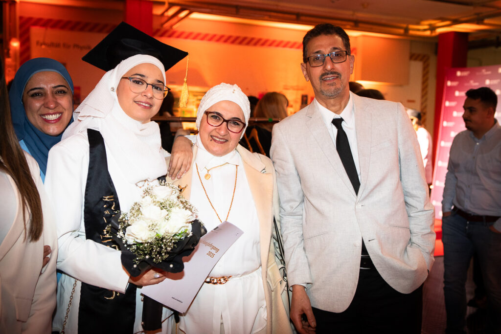 Gruppenbild Absolvent*innen mit Familie