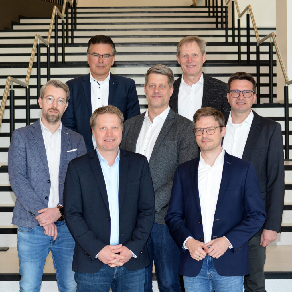 Gruppe Männer auf einer Treppe