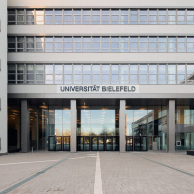 Der Haupteingang der Universität Bielefeld. 