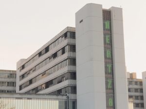 Der C-Zahn mit dem Hertz-Schriftzug