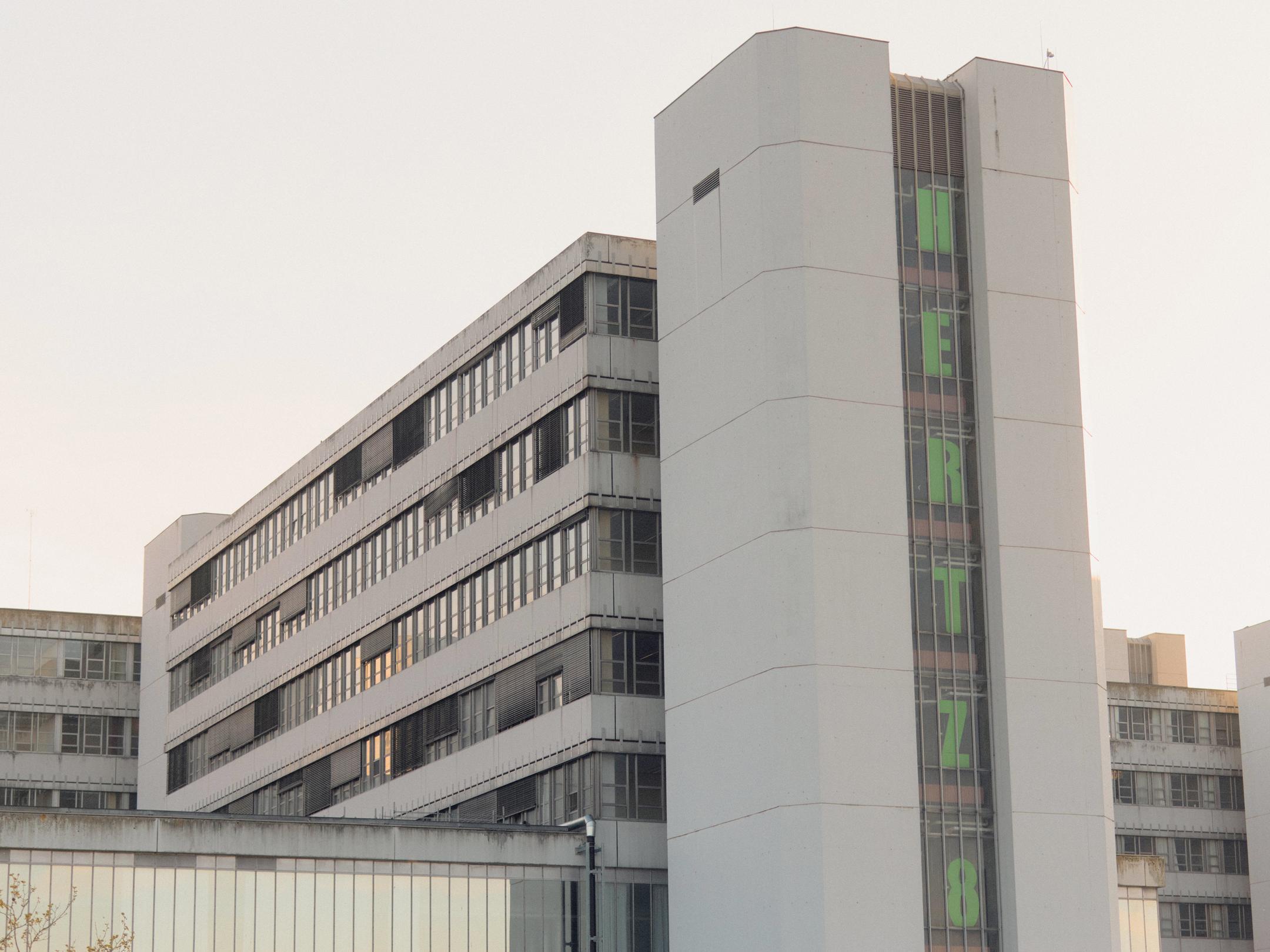 Der C-Zahn mit dem Hertz-Schriftzug