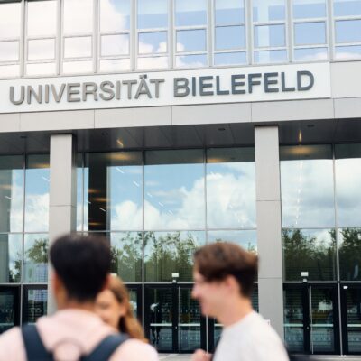 Studierende vor dem Eingang der Universität Bielefeld