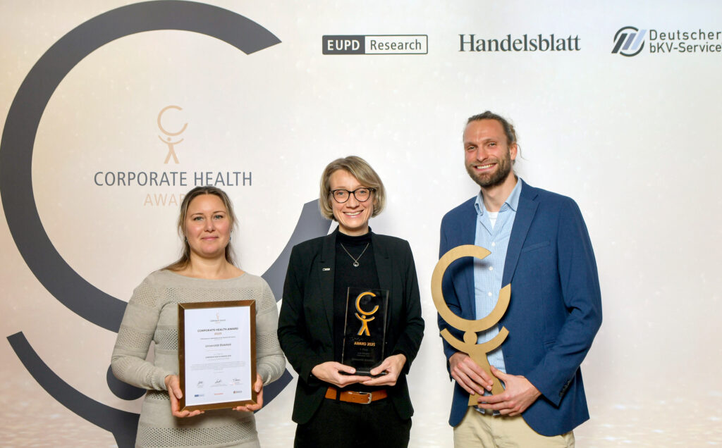 Julia Burian, Prof'in Dr. Michaela Vogt und Mats Huwendiek (v.l.) nahmen die Auszeichnung in einer Feierstunde entgegen.