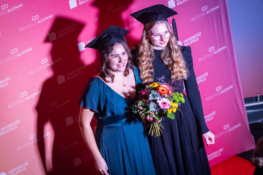 Zwei Absolventinnen vor Foto-Box