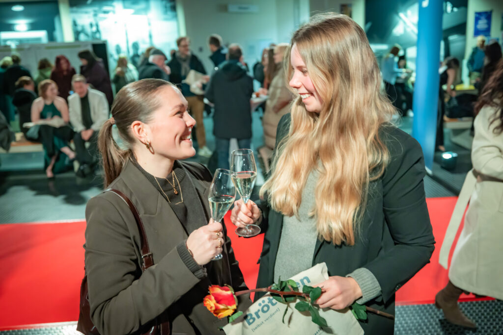 Zwei Frauen mit Sektglas